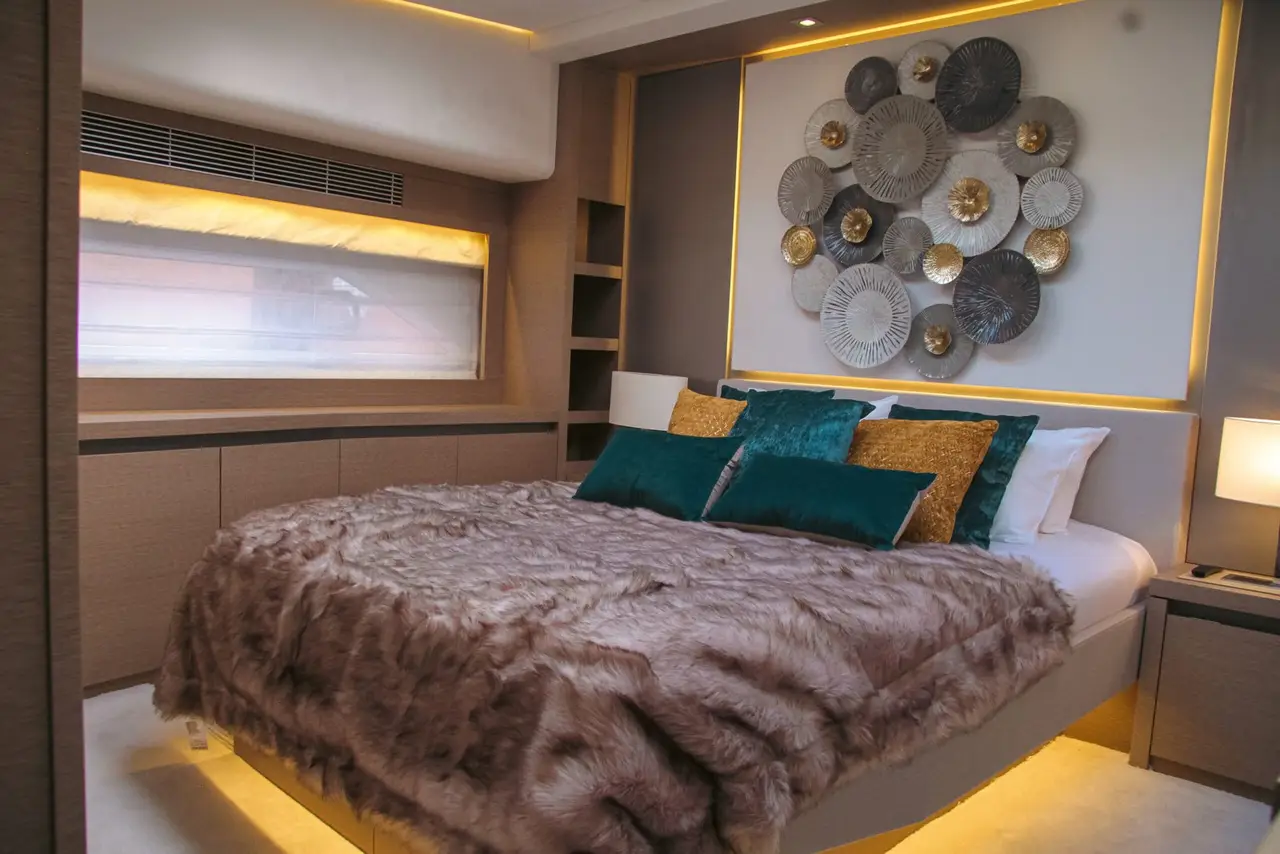 Prestige 680, exterior — Yacht Charter Marbella, Marbella. Cuatro camarotes, rumbo a Estepona al atardecer