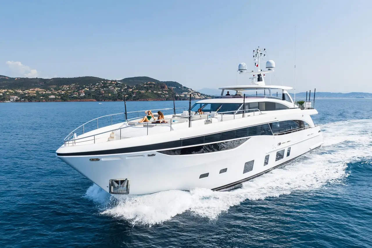 Princess 35M, exterior — Yacht Charter Marbella, Marbella. Casco de 35 metros para cruceros de varios días