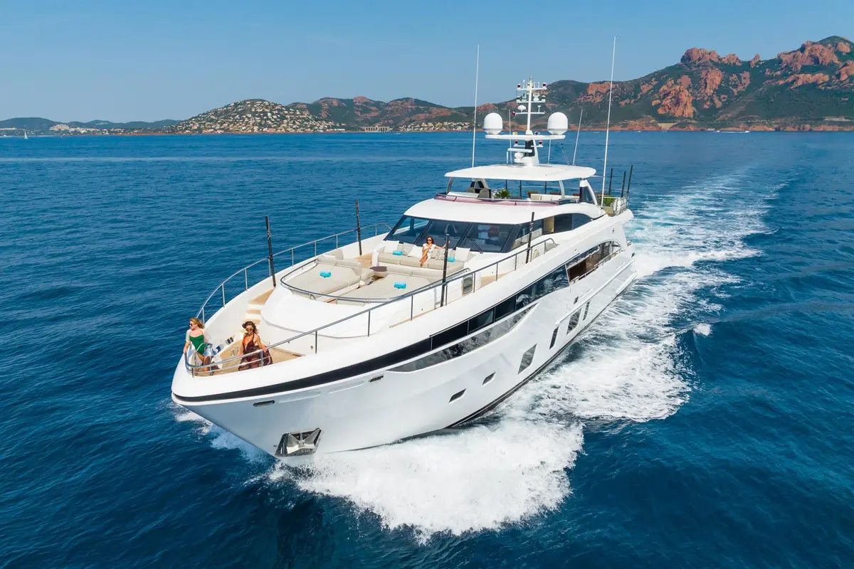 Princess 35M, cubierta principal — Yacht Charter Marbella, Marbella. Casco de 35 metros para cruceros de varios días