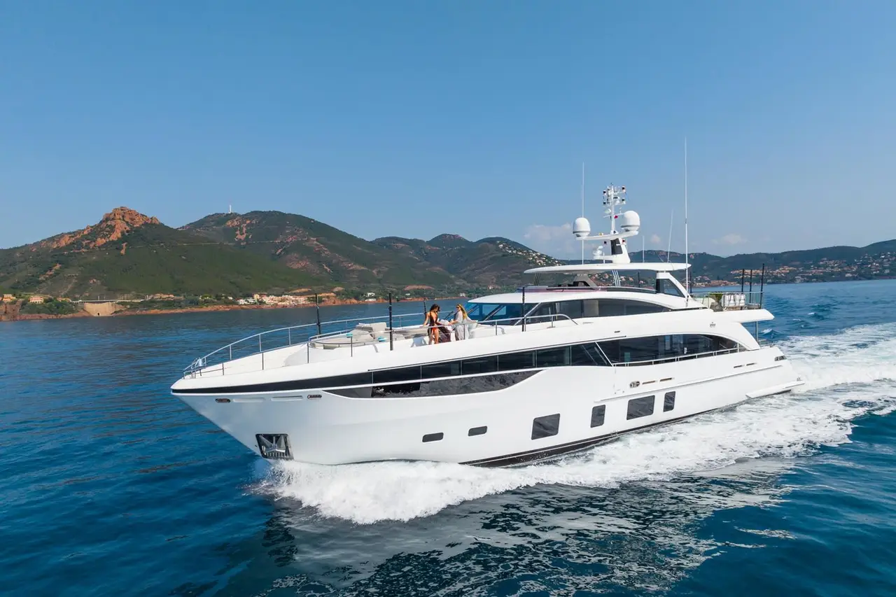 Princess 35M, cubierta de popa — Yacht Charter Marbella, Marbella. Casco de 35 metros para cruceros de varios días