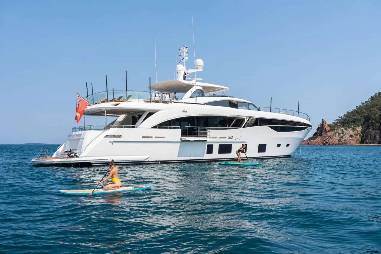 Princess 35M, camarote principal — Yacht Charter Marbella, Marbella. Casco de 35 metros para cruceros de varios días