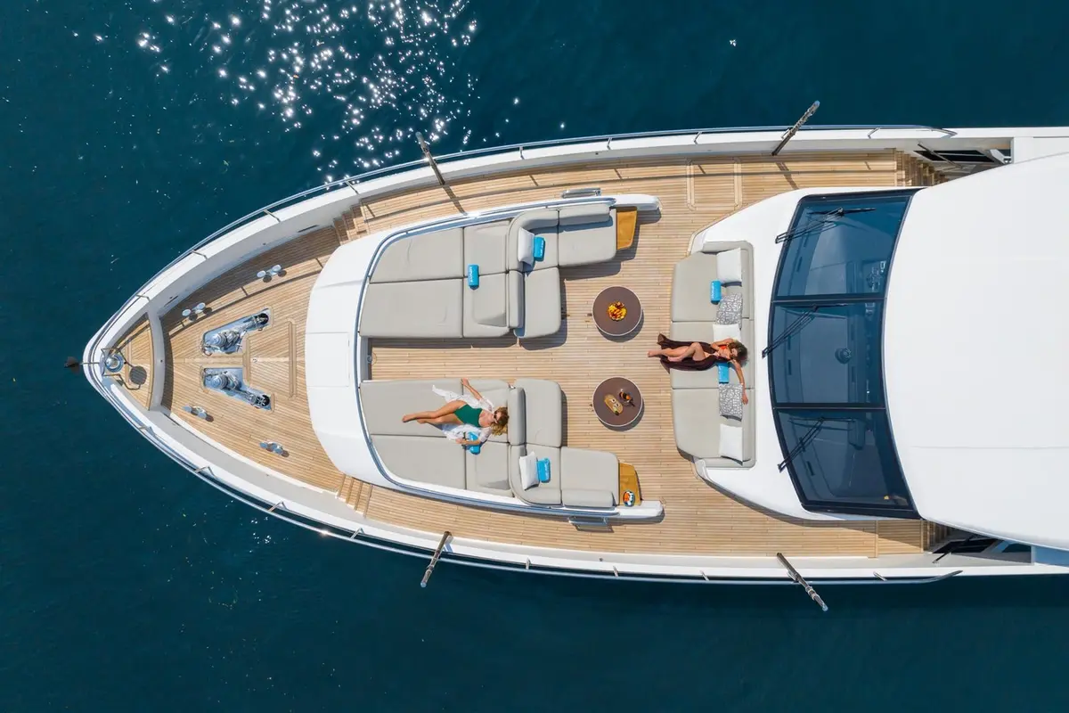 Princess 35M, flybridge — Yacht Charter Marbella, Marbella. Casco de 35 metros para cruceros de varios días