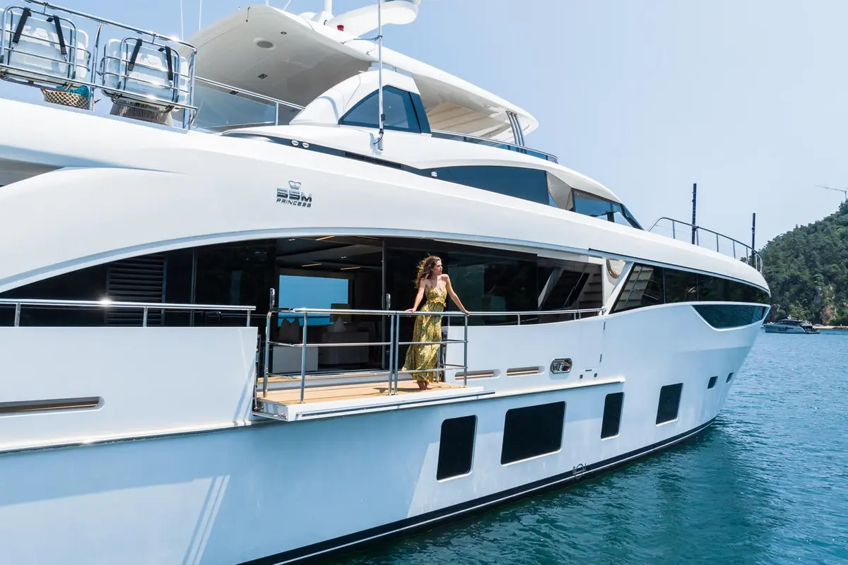 Princess 35M, exterior — Yacht Charter Marbella, Marbella. Casco de 35 metros para cruceros de varios días