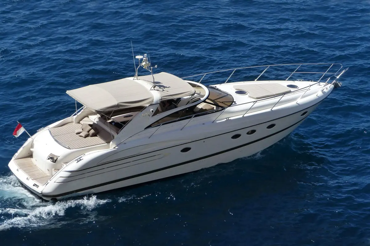 Princess 50 — Yacht Charter Marbella, Marbella. Ágil y espaciosa para un día en el mar