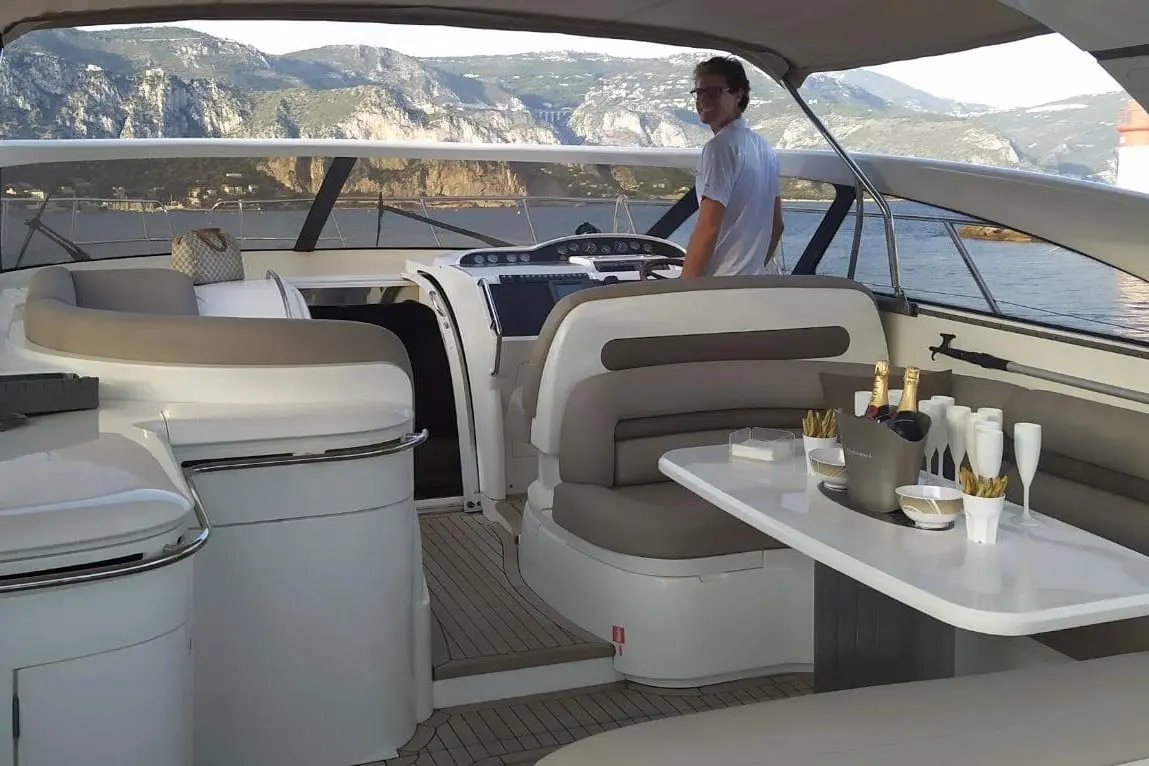 Princess 50, exterior — Yacht Charter Marbella, Marbella. Ágil y espaciosa para un día en el mar