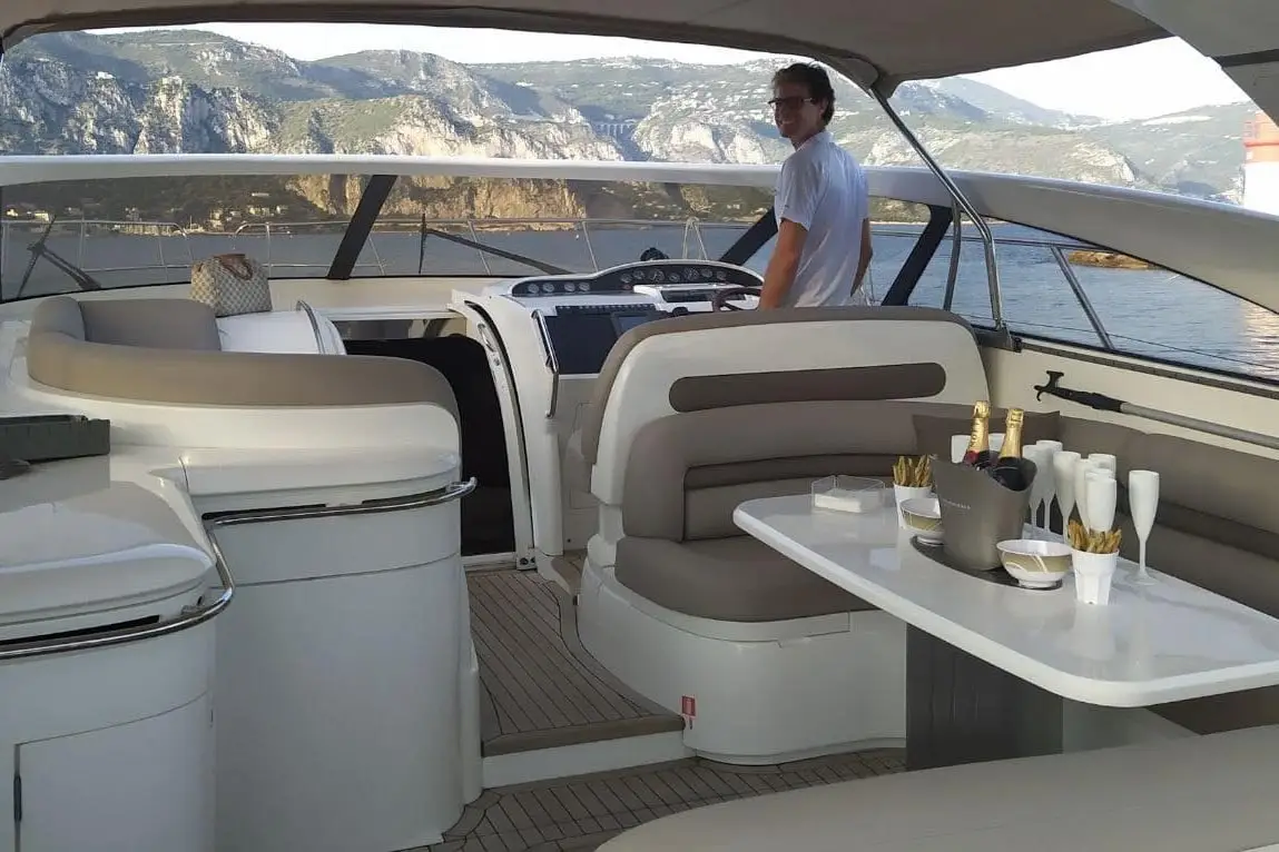 Princess 50, exterior — Yacht Charter Marbella, Marbella. Ágil y espaciosa para un día en el mar