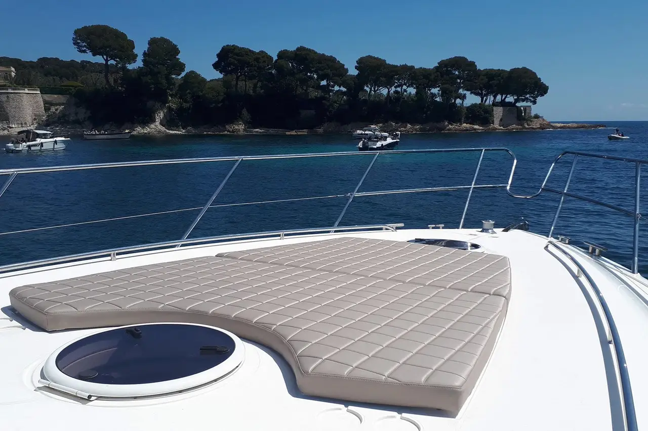 Princess 50, cubierta principal — Yacht Charter Marbella, Marbella. Ágil y espaciosa para un día en el mar