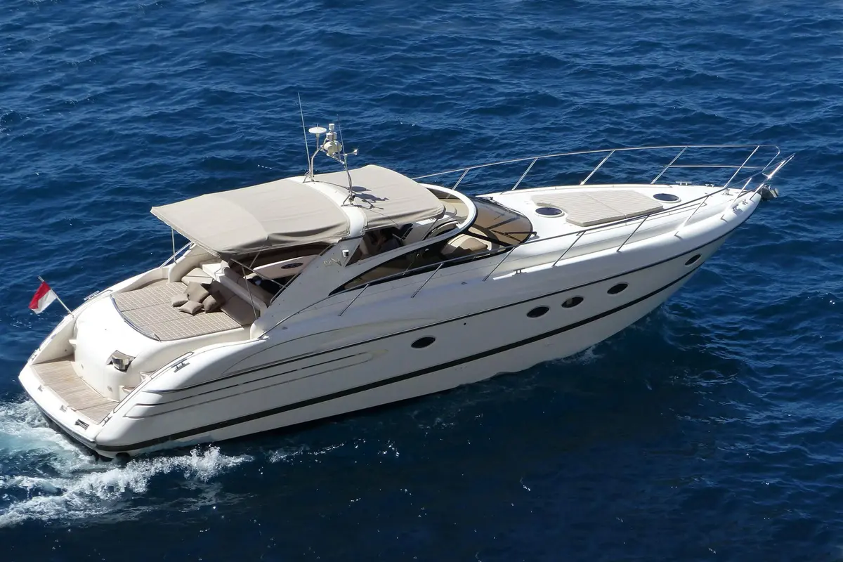 Princess 50, cubierta de popa — Yacht Charter Marbella, Marbella. Ágil y espaciosa para un día en el mar