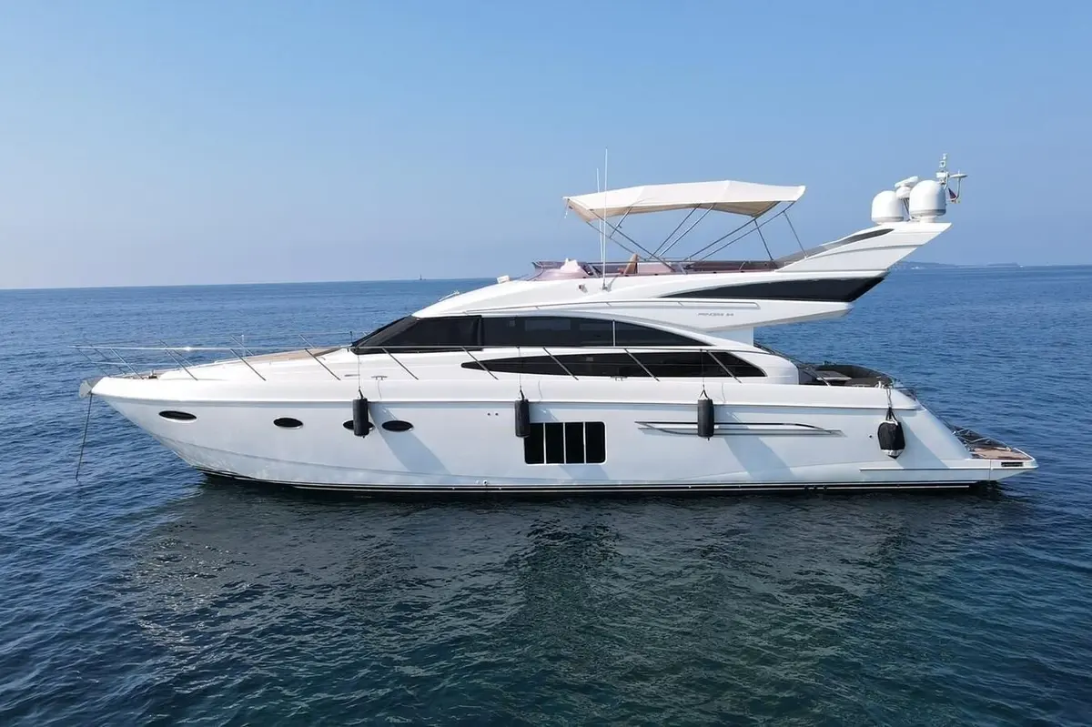Princess 64 Fly — Yacht Charter Marbella, Marbella. Velocidad y cubierta abierta para la costa de Marbella
