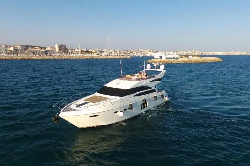 Princess 64 Fly, exterior — Yacht Charter Marbella, Marbella. Velocidad y cubierta abierta para la costa de Marbella