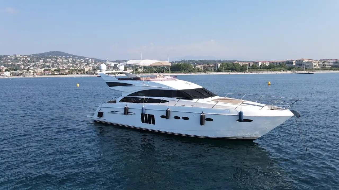 Princess 64 Fly, cubierta principal — Yacht Charter Marbella, Marbella. Velocidad y cubierta abierta para la costa de Marbella