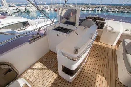 Princess 64 Fly, salón — Yacht Charter Marbella, Marbella. Velocidad y cubierta abierta para la costa de Marbella