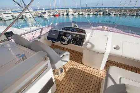 Princess 64 Fly, camarote principal — Yacht Charter Marbella, Marbella. Velocidad y cubierta abierta para la costa de Marbella