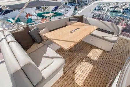 Princess 64 Fly, flybridge — Yacht Charter Marbella, Marbella. Velocidad y cubierta abierta para la costa de Marbella