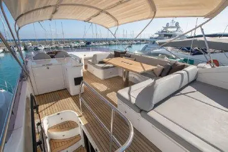 Princess 64 Fly, exterior — Yacht Charter Marbella, Marbella. Velocidad y cubierta abierta para la costa de Marbella