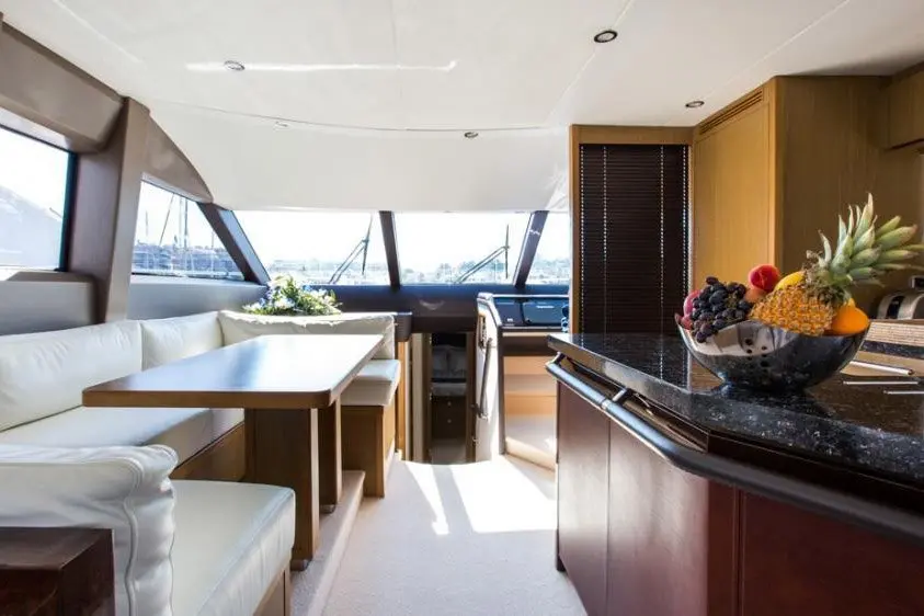 Princess 68 Fly, exterior — Yacht Charter Marbella, Marbella. Flybridge amplio para grupos rumbo a Estepona