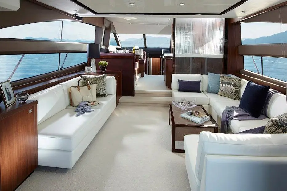 Princess 68 Fly, cubierta principal — Yacht Charter Marbella, Marbella. Flybridge amplio para grupos rumbo a Estepona