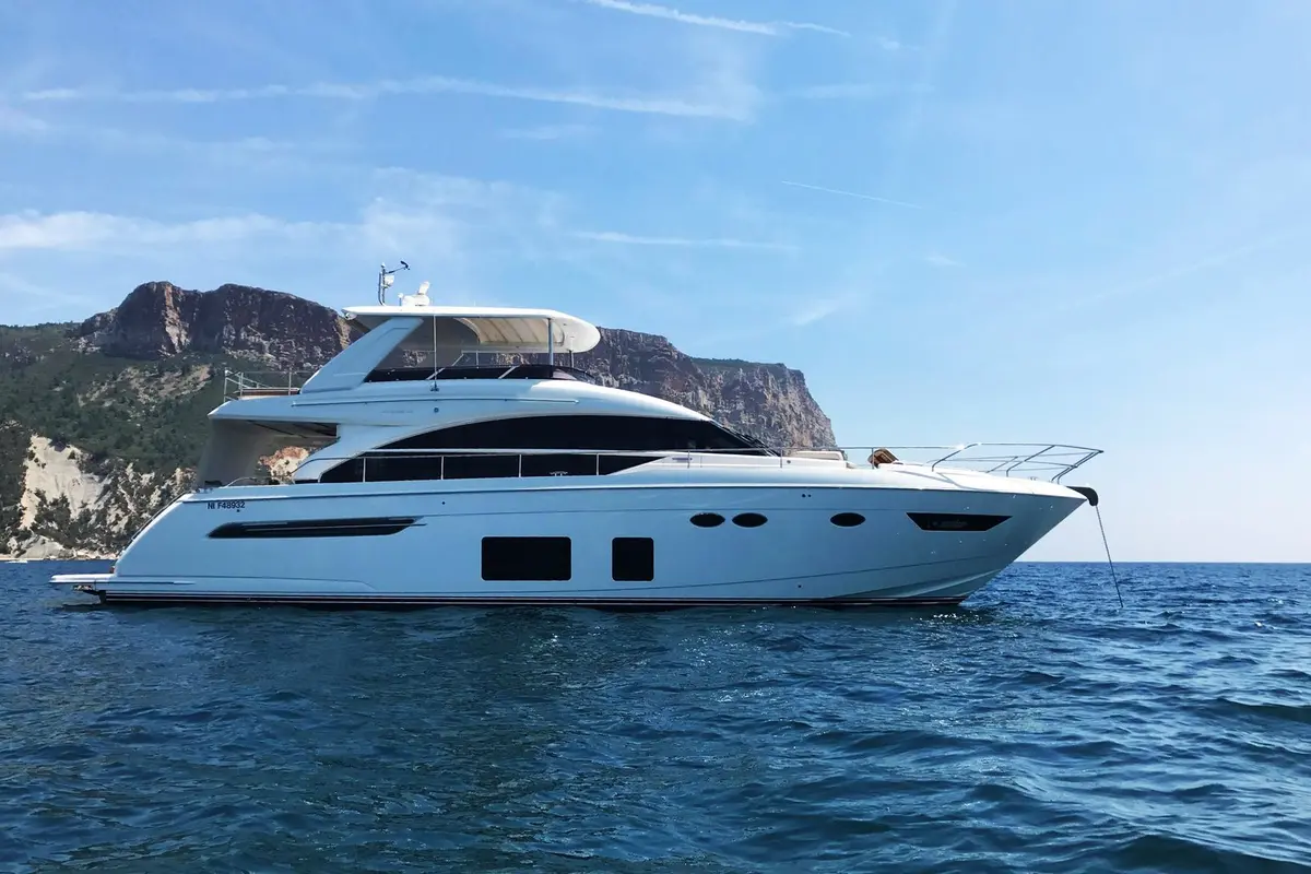 Princess 68 Fly, cubierta de popa — Yacht Charter Marbella, Marbella. Flybridge amplio para grupos rumbo a Estepona