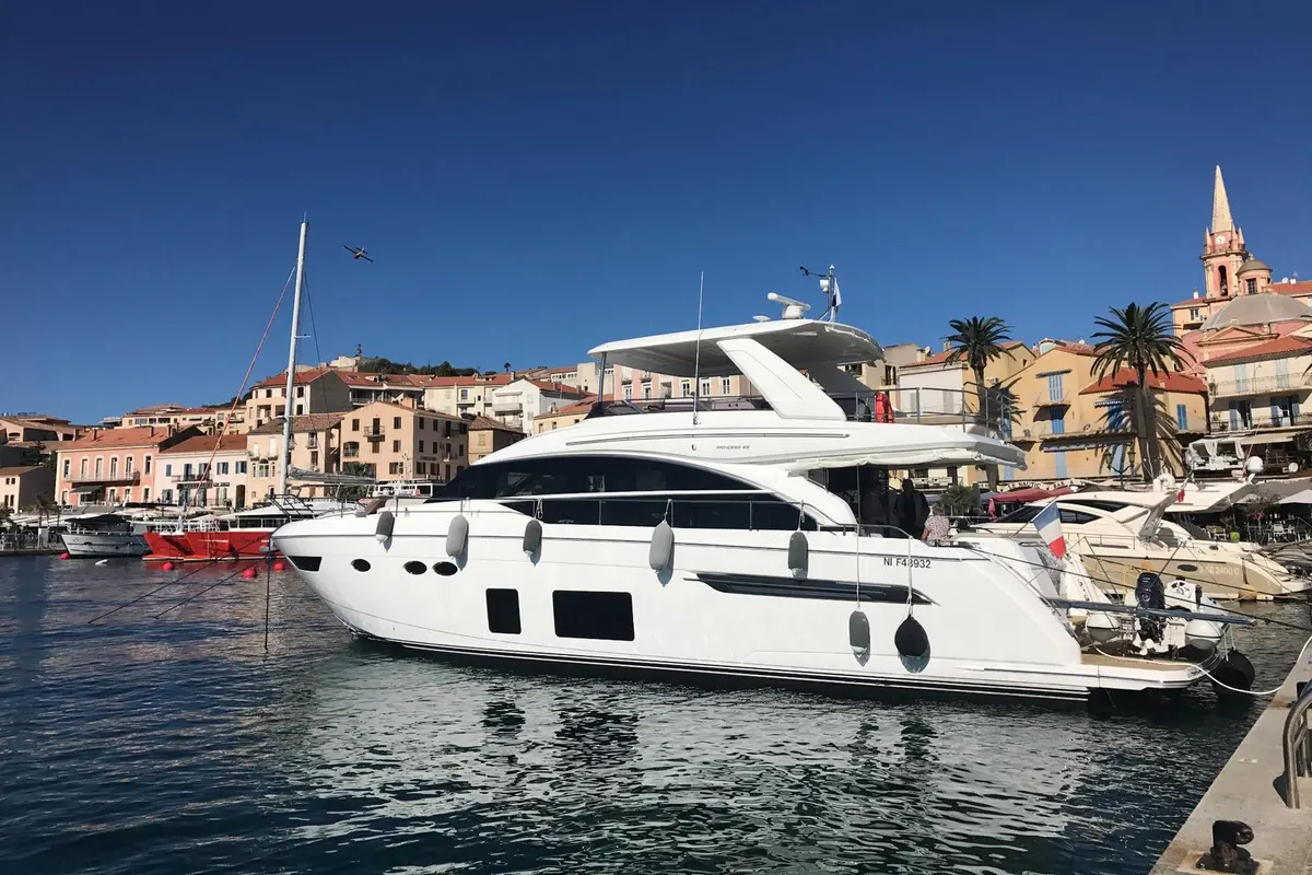 Princess 68 Fly, salón — Yacht Charter Marbella, Marbella. Flybridge amplio para grupos rumbo a Estepona