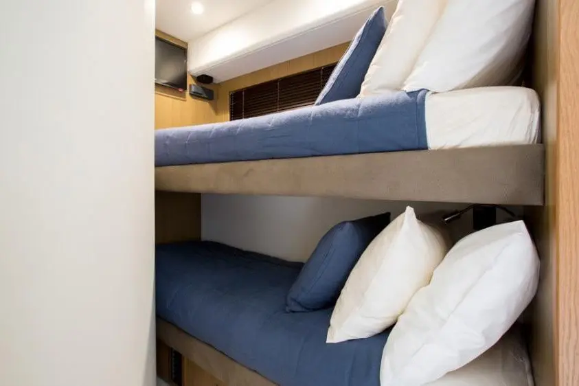Princess 68 Fly, flybridge — Yacht Charter Marbella, Marbella. Flybridge amplio para grupos rumbo a Estepona