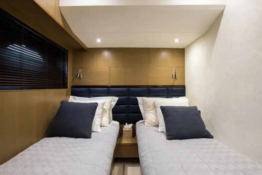 Princess 68 Fly, exterior — Yacht Charter Marbella, Marbella. Flybridge amplio para grupos rumbo a Estepona