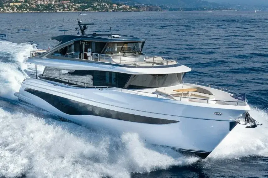 Princess Y80 — Yacht Charter Marbella, Marbella. Doce invitados, cinco camarotes, rutas de varios días