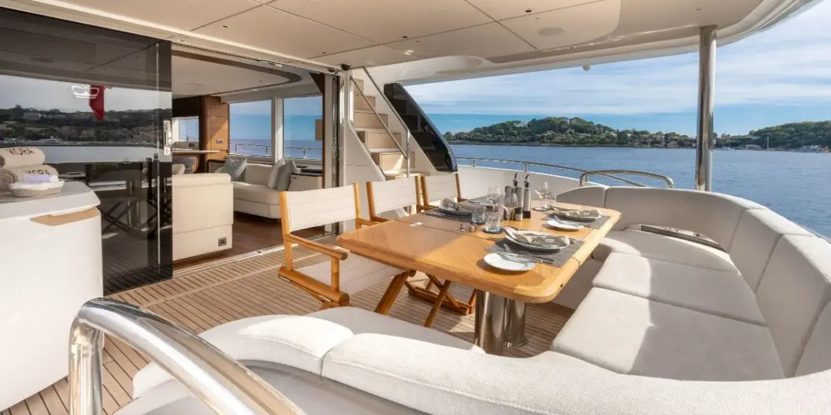 Princess Y80, cubierta de popa — Yacht Charter Marbella, Marbella. Doce invitados, cinco camarotes, rutas de varios días