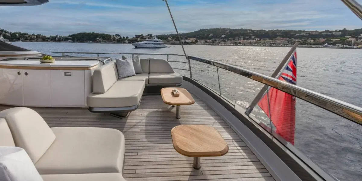 Princess Y80, salón — Yacht Charter Marbella, Marbella. Doce invitados, cinco camarotes, rutas de varios días