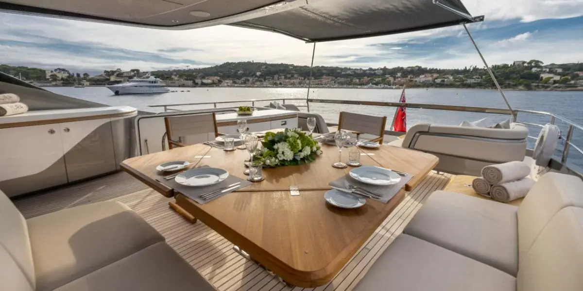 Princess Y80, camarote principal — Yacht Charter Marbella, Marbella. Doce invitados, cinco camarotes, rutas de varios días