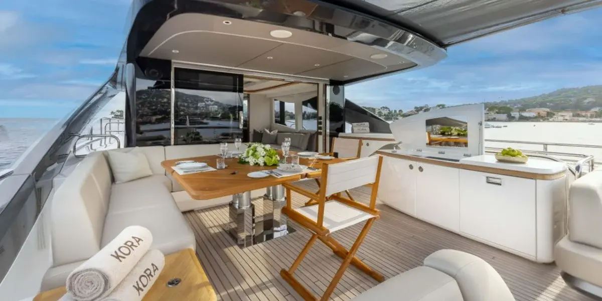 Princess Y80, flybridge — Yacht Charter Marbella, Marbella. Doce invitados, cinco camarotes, rutas de varios días