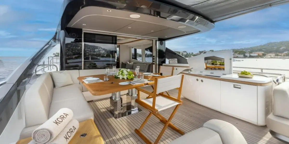 Princess Y80, flybridge — Yacht Charter Marbella, Marbella. Doce invitados, cinco camarotes, rutas de varios días