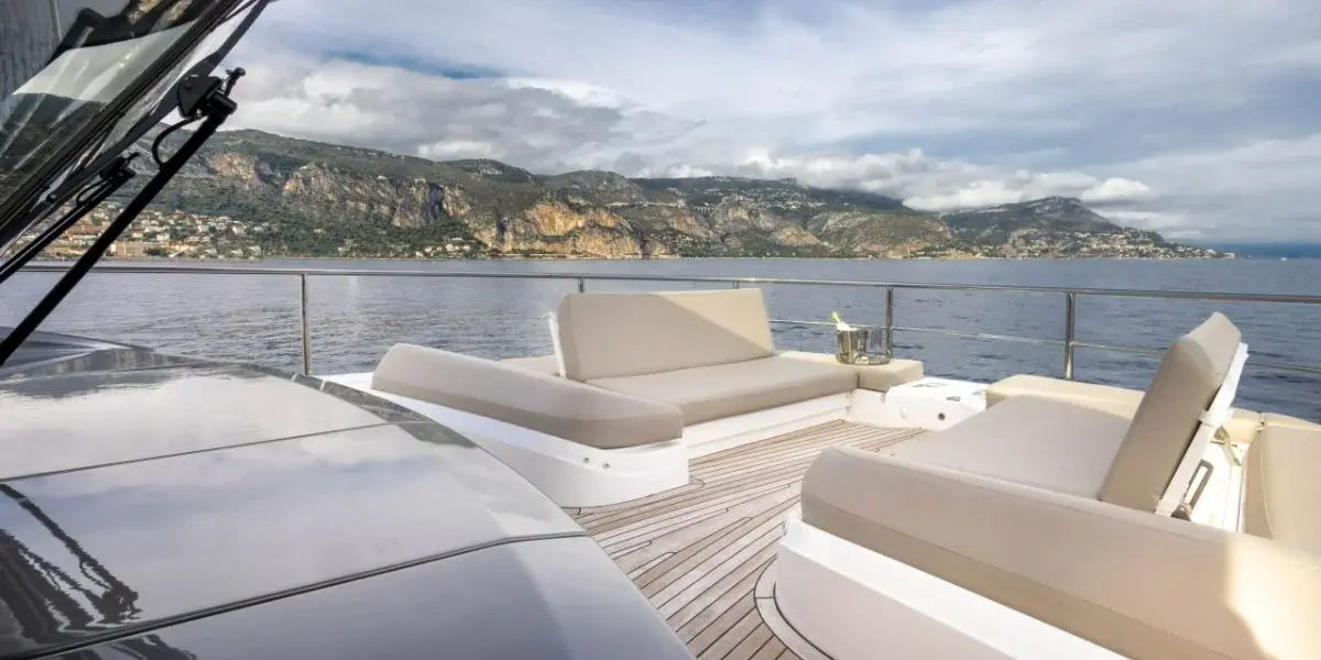 Princess Y80, exterior — Yacht Charter Marbella, Marbella. Doce invitados, cinco camarotes, rutas de varios días