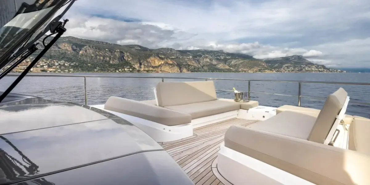 Princess Y80, exterior — Yacht Charter Marbella, Marbella. Doce invitados, cinco camarotes, rutas de varios días