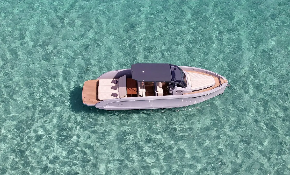 Rand Escape 30, cubierta principal — Yacht Charter Marbella, Marbella. Días de sol en la costa con doce invitados