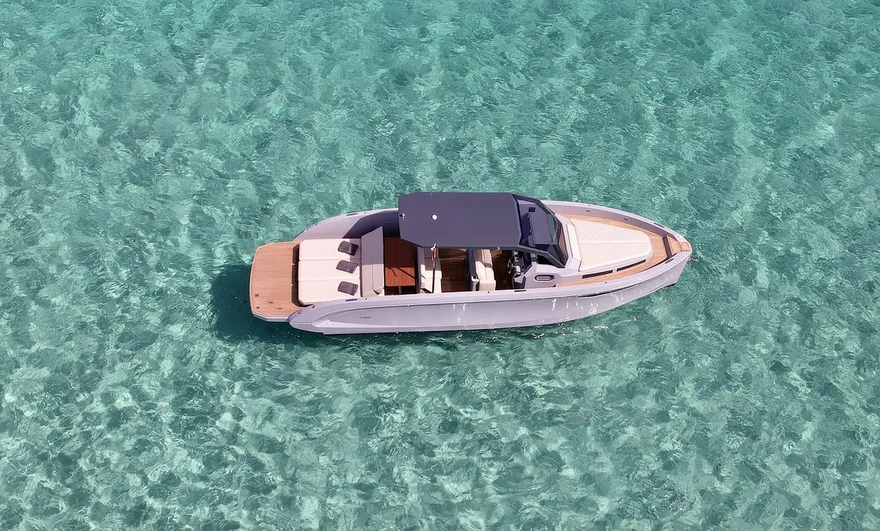 Rand Escape 30, cubierta principal — Yacht Charter Marbella, Marbella. Días de sol en la costa con doce invitados