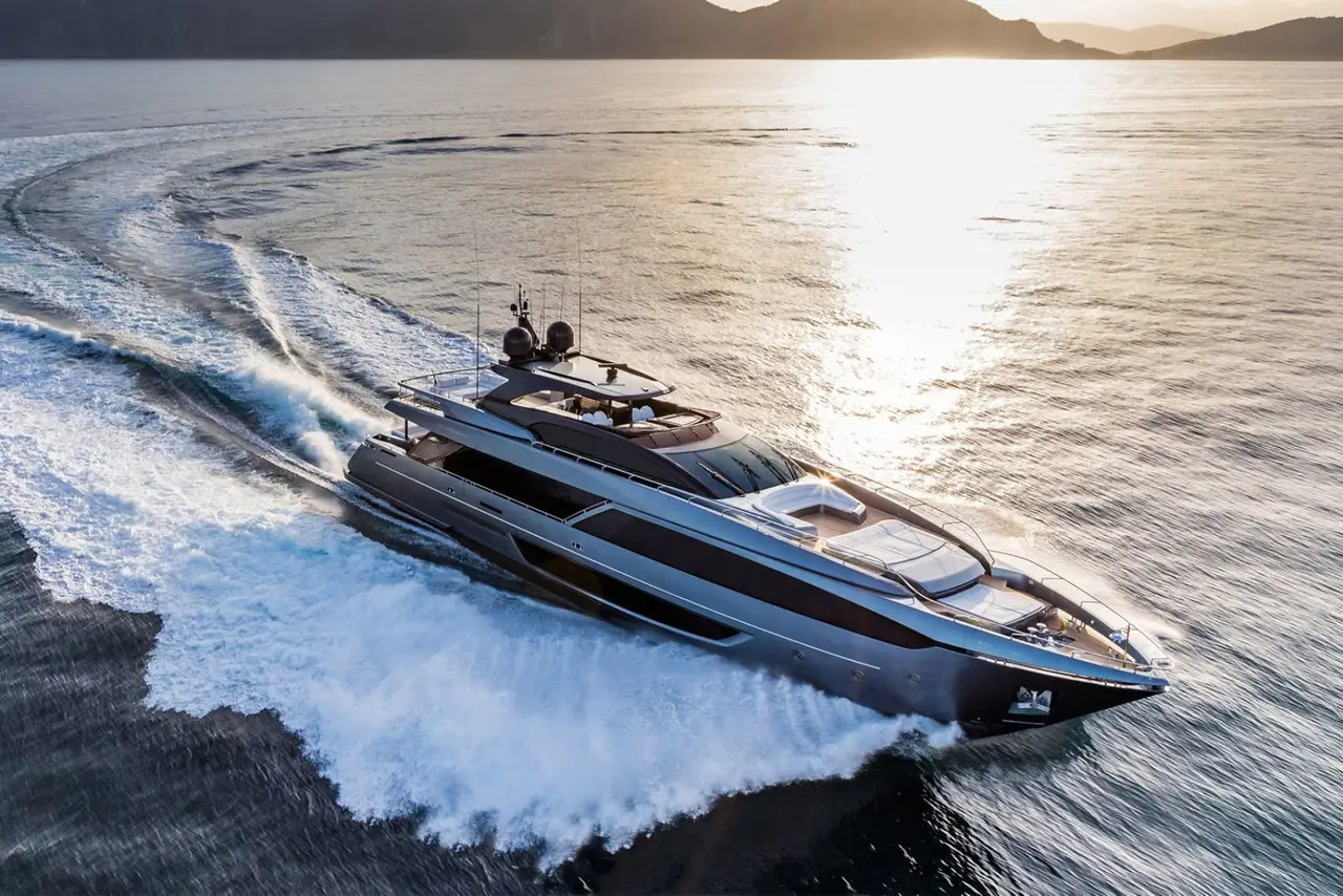 Riva 110, exterior — Yacht Charter Marbella, Marbella. Cinco camarotes rumbo a las playas de Estepona