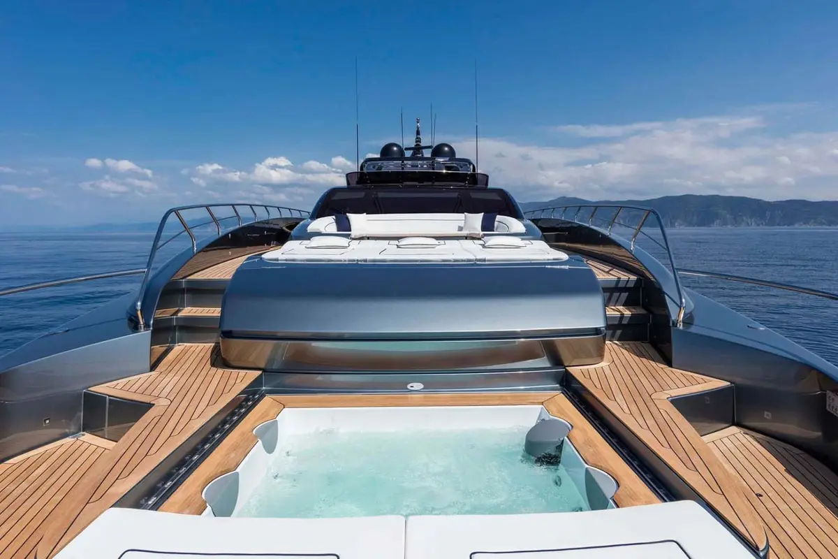Riva 110, cubierta principal — Yacht Charter Marbella, Marbella. Cinco camarotes rumbo a las playas de Estepona