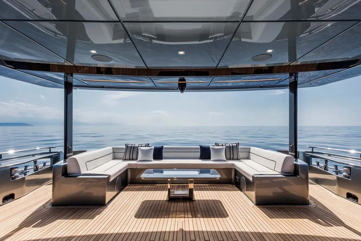 Riva 110, cubierta de popa — Yacht Charter Marbella, Marbella. Cinco camarotes rumbo a las playas de Estepona