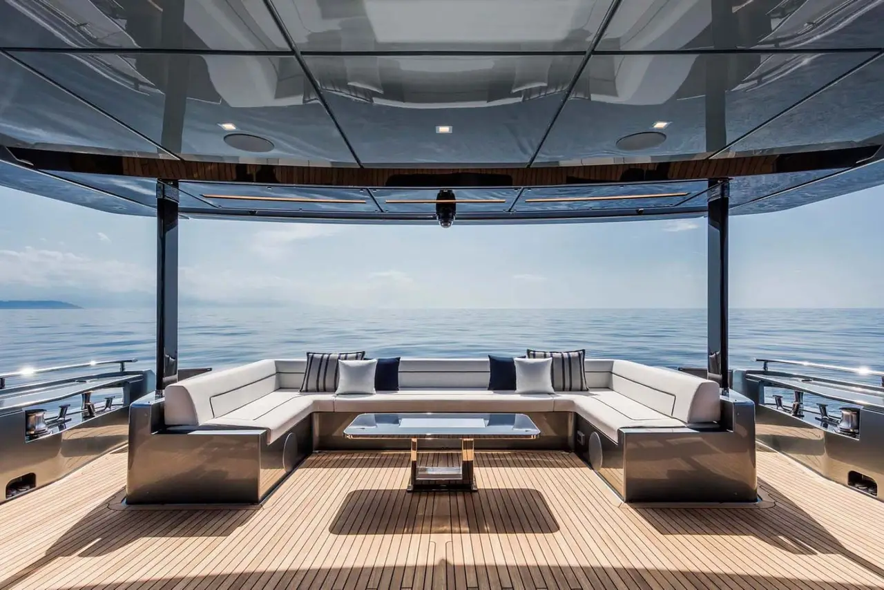 Riva 110, cubierta de popa — Yacht Charter Marbella, Marbella. Cinco camarotes rumbo a las playas de Estepona
