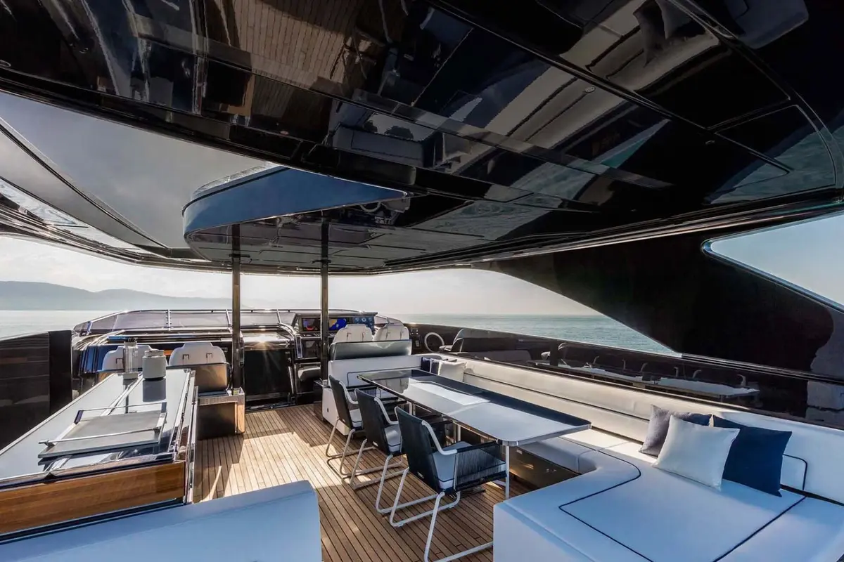 Riva 110, camarote principal — Yacht Charter Marbella, Marbella. Cinco camarotes rumbo a las playas de Estepona