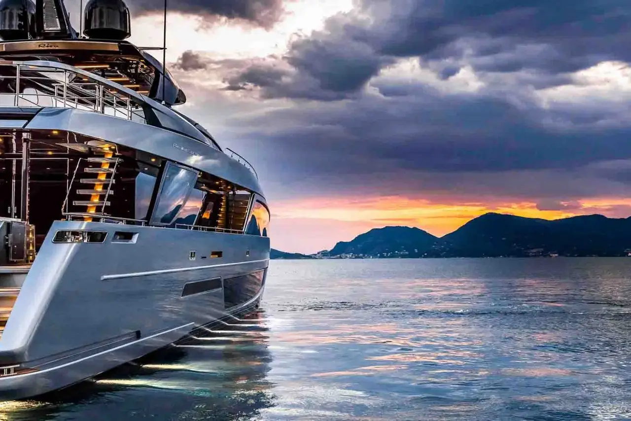 Riva 110, flybridge — Yacht Charter Marbella, Marbella. Cinco camarotes rumbo a las playas de Estepona
