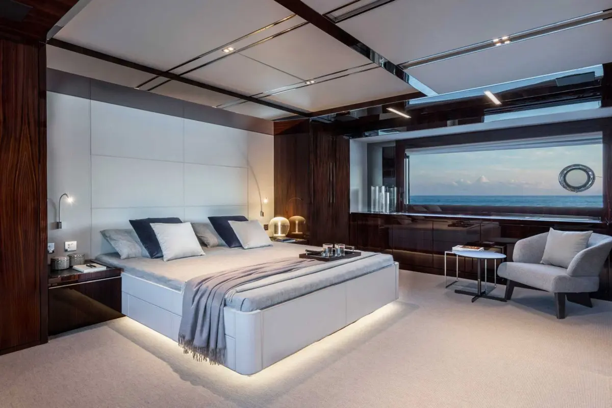 Riva 110, exterior — Yacht Charter Marbella, Marbella. Cinco camarotes rumbo a las playas de Estepona