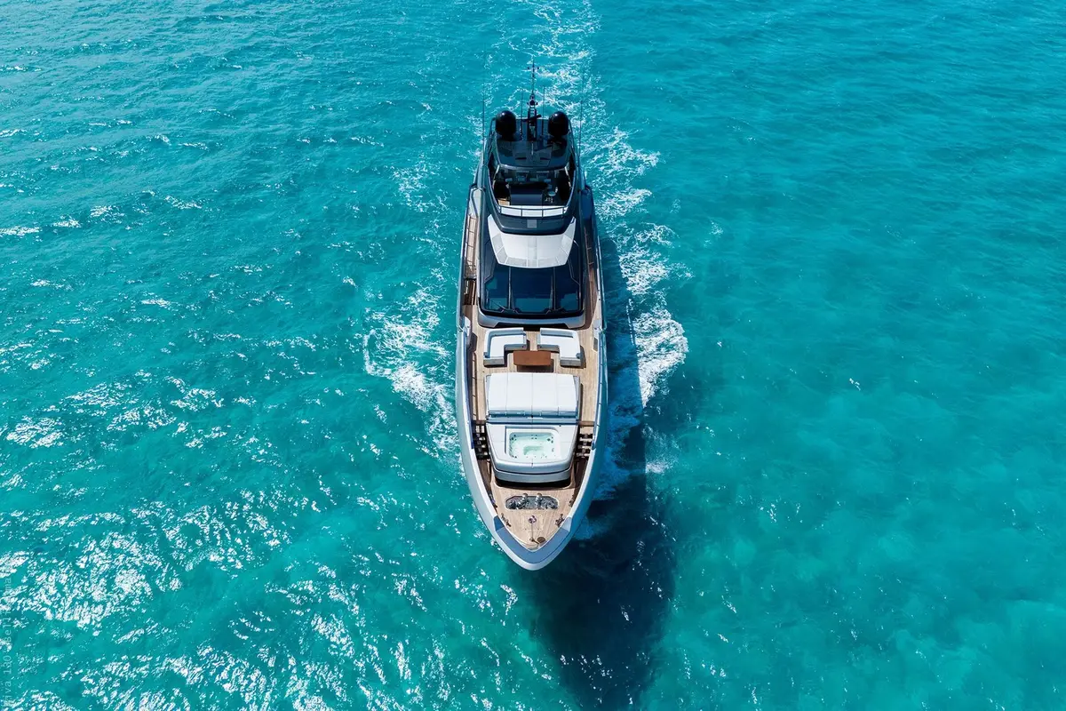 Riva 130, cubierta principal — Yacht Charter Marbella, Marbella. Cinco camarotes y la costa de Estepona en calma