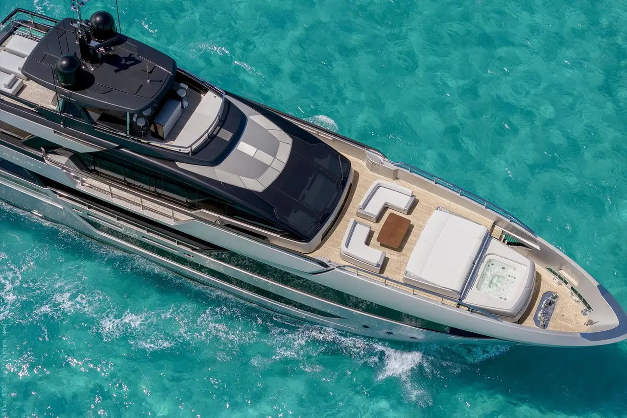 Riva 130, cubierta de popa — Yacht Charter Marbella, Marbella. Cinco camarotes y la costa de Estepona en calma