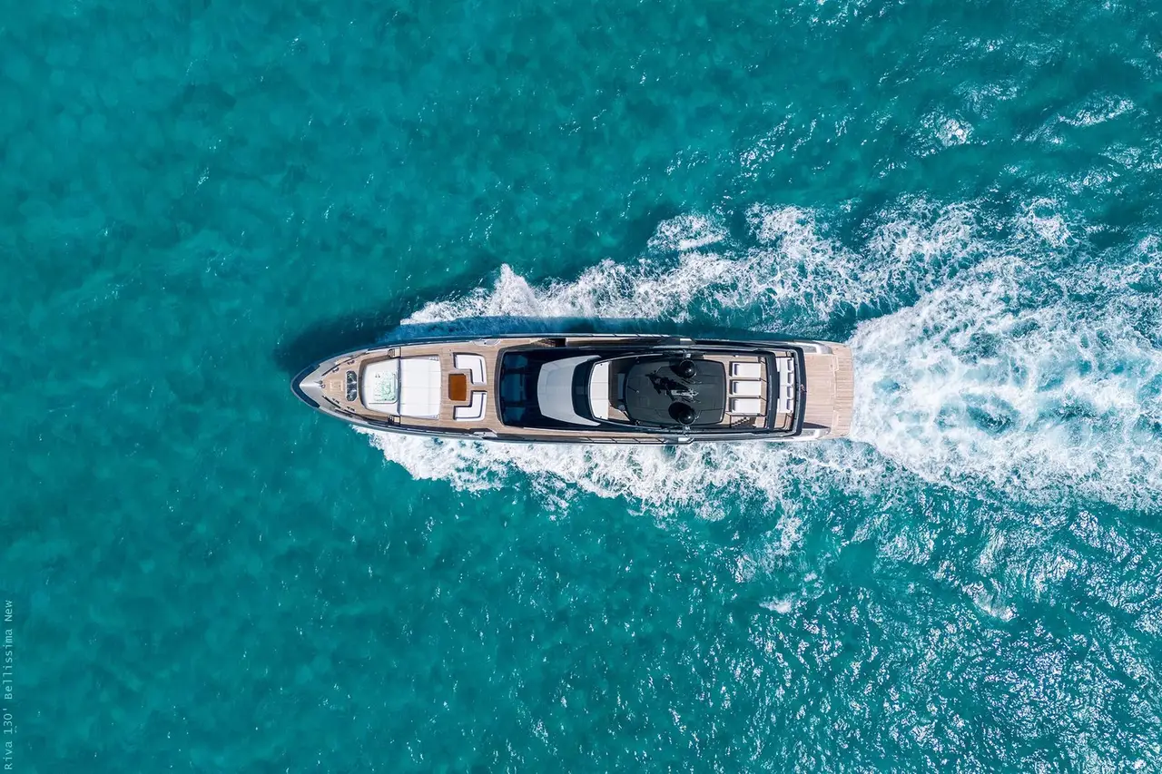 Riva 130, camarote principal — Yacht Charter Marbella, Marbella. Cinco camarotes y la costa de Estepona en calma