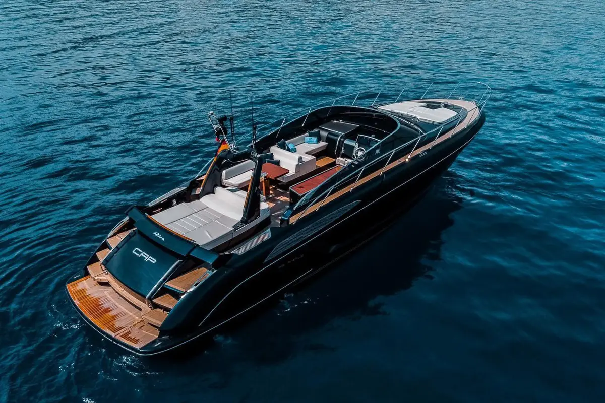 Riva 56 Rivale — Yacht Charter Marbella, Marbella. Diseño italiano y velocidad para tardes en la costa