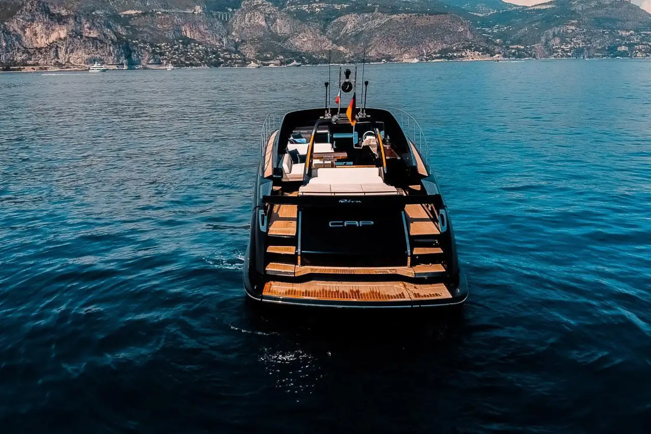 Riva 56 Rivale, cubierta principal — Yacht Charter Marbella, Marbella. Diseño italiano y velocidad para tardes en la costa