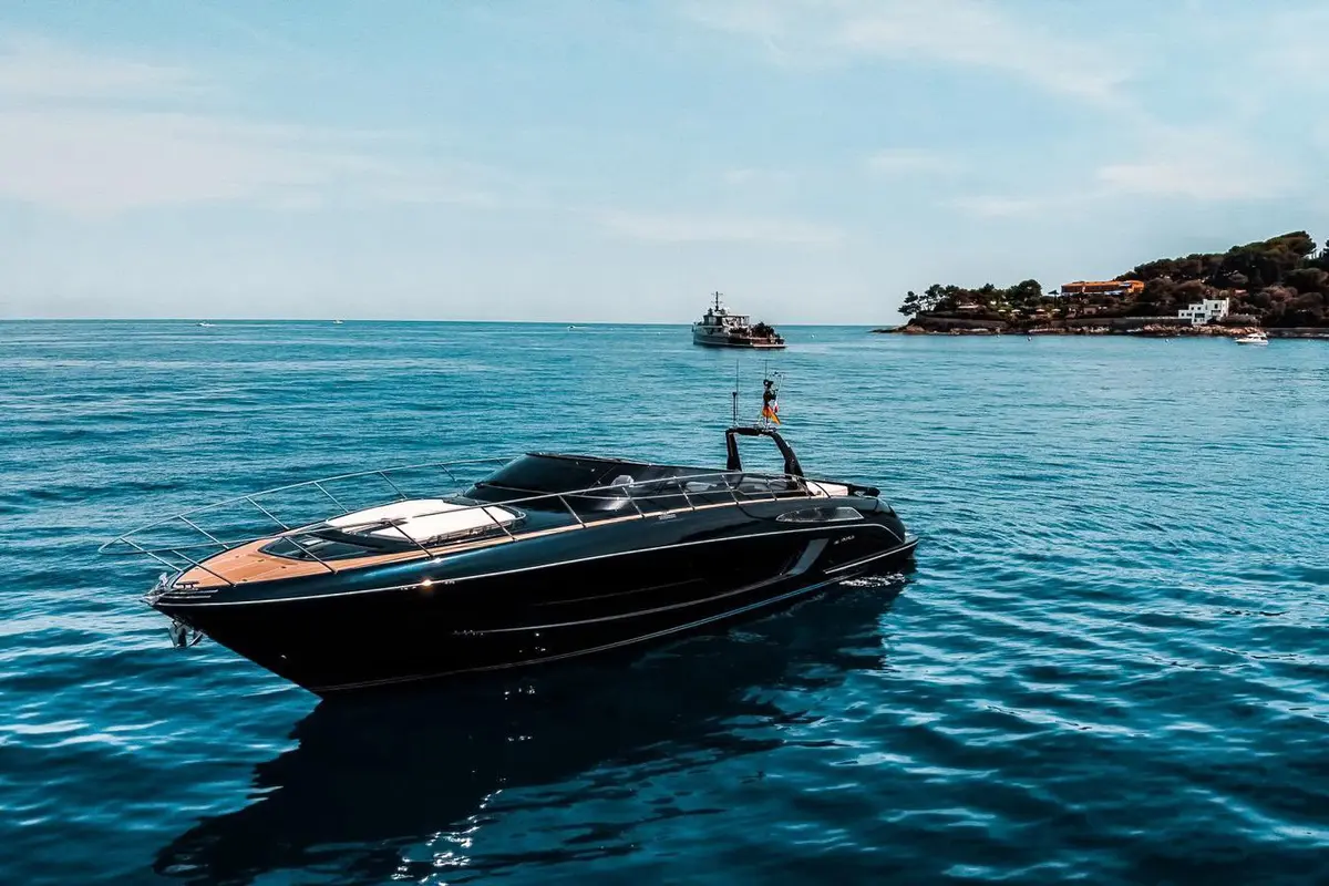 Riva 56 Rivale, cubierta de popa — Yacht Charter Marbella, Marbella. Diseño italiano y velocidad para tardes en la costa