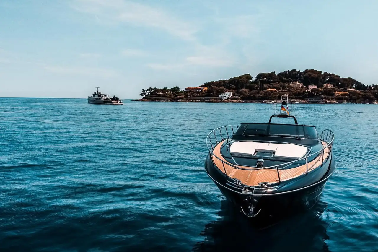 Riva 56 Rivale, salón — Yacht Charter Marbella, Marbella. Diseño italiano y velocidad para tardes en la costa