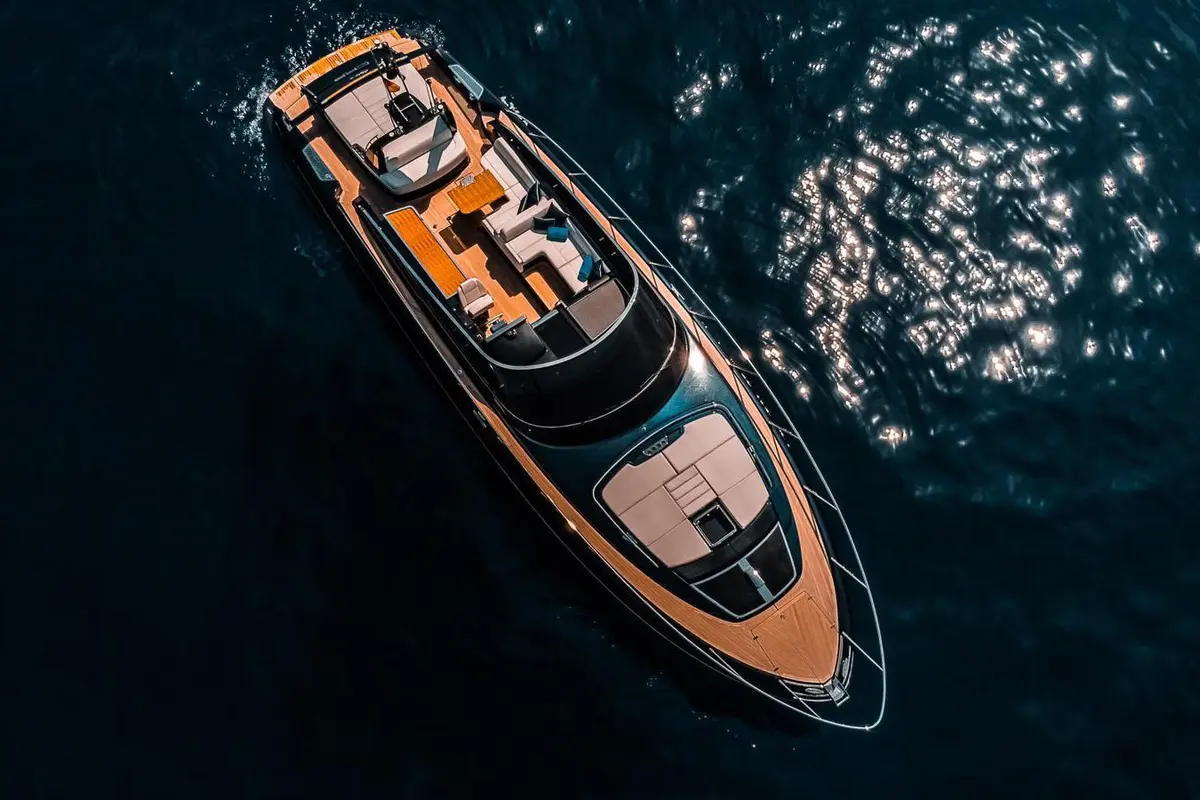 Riva 56 Rivale, camarote principal — Yacht Charter Marbella, Marbella. Diseño italiano y velocidad para tardes en la costa
